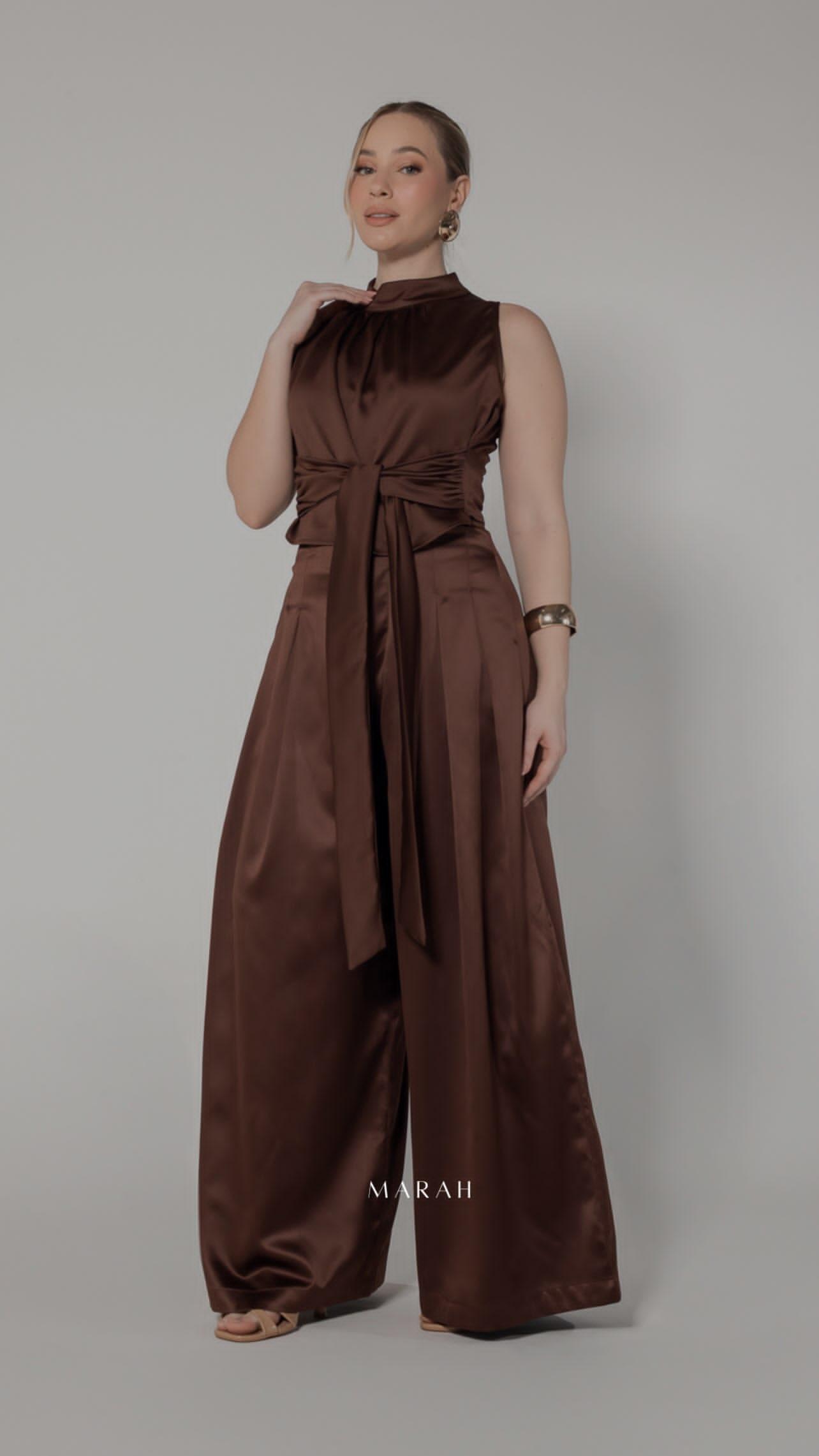 Modelo MARAH usando conjunto marrom acetinado com blusa e calça ampla